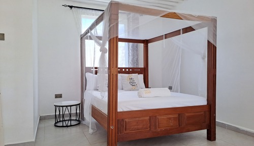 Suite estudio ejecutiva, cocina básica, vistas a la piscina