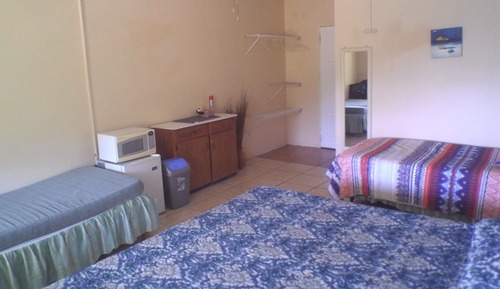 Habitación cuádruple básica, varias camas, vistas al mar