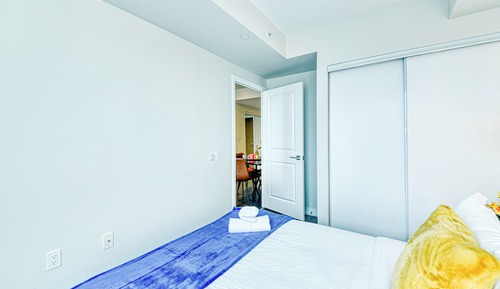 Habitación de diseño, varias camas, cocina, vistas a la ciudad