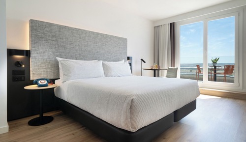 Habitación, terraza (The Innside Room)