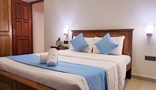 Habitación estándar doble, 1 cama de matrimonio grande, vistas a la montaña