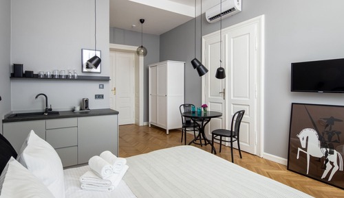 5A. Studio Saint Florian's Suites