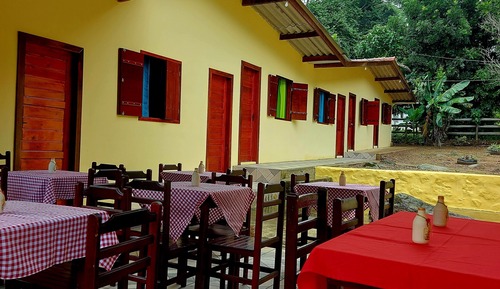 Suite de lujo, varias camas, baño privado, junto a la montaña