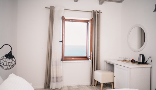 Habitación triple Deluxe, 1 cama de matrimonio grande con sofá cama, baño privado, vistas al mar