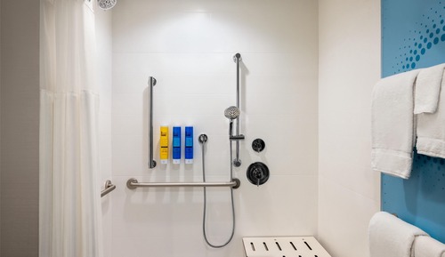Habitación, 2 camas de matrimonio, accesible para personas con discapacidad (Roll-In Shower)