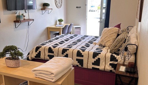 Business Studio, 1 Queen Bed (Plum)