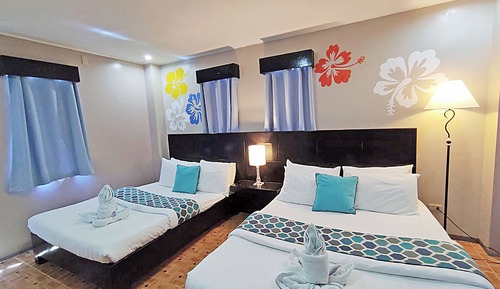 Habitación estándar, 2 camas dobles, baño compartido, vistas al mar