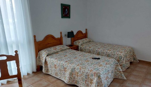 Habitación básica con 2 camas individuales