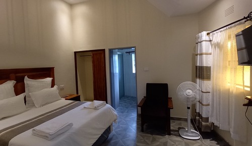 Habitación básica con 1 cama doble o 2 individuales