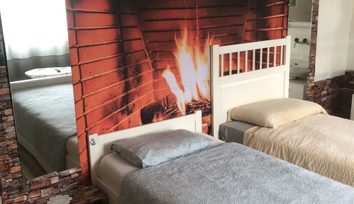 Habitación básica con 2 camas individuales