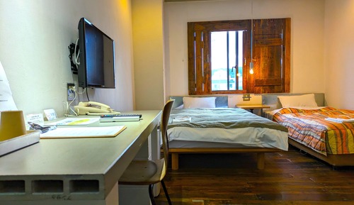 Habitación básica con 2 camas individuales