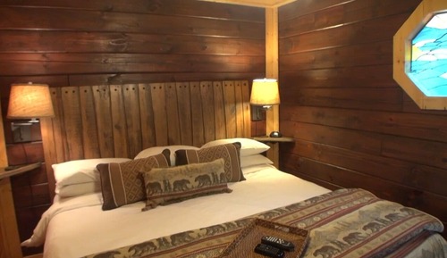 Cabaña, varias camas, acceso a la piscina