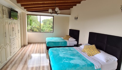 Habitación básica con 2 camas individuales