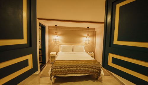 Habitación de diseño, 1 cama de matrimonio, baño privado, vistas al patio