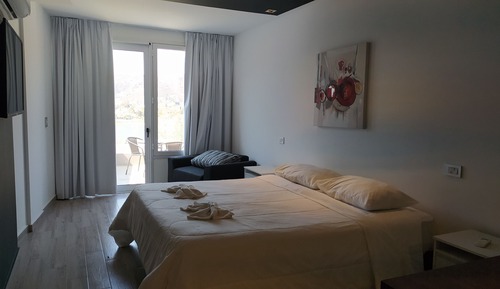 Apartment, Kitchenette, Partial Lake View