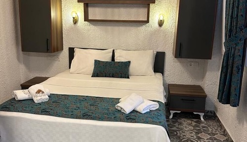 Habitación familiar, 1 cama de matrimonio grande, no fumadores, en la zona del jardín
