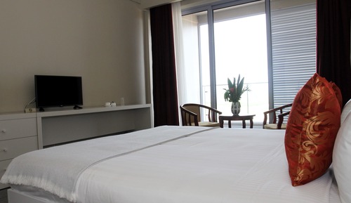 Habitación superior con 1 cama doble o 2 individuales, patio, vistas a la ciudad