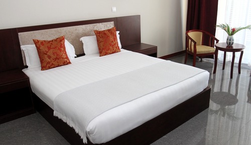 Habitación estándar con 1 cama doble o 2 individuales, 1 cama de matrimonio grande, patio