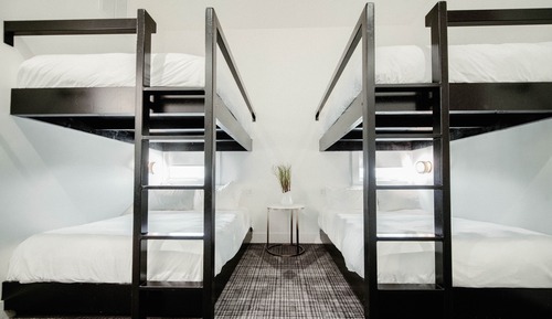 Suite Premium, varias camas, balcón, vistas a la ciudad