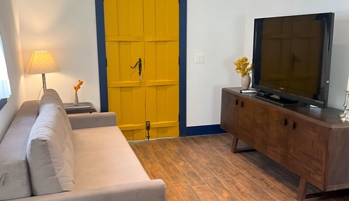 CASA AMARELA E AZUL COMPLETA COM 1 SUITE