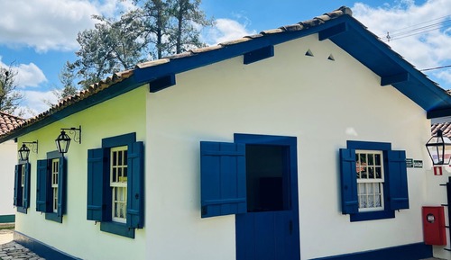 CASA AZUL E BRANCA COMPLETA 2 SUITES