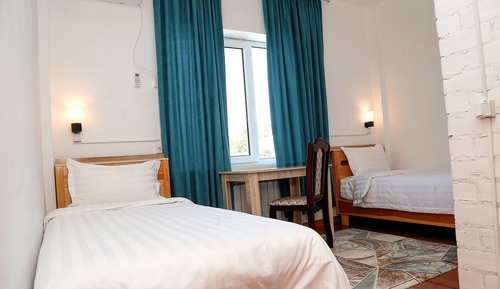 Habitación básica con 1 cama doble o 2 individuales