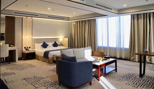Suite panorámica, 1 cama de matrimonio grande, vistas a la ciudad, junto a la piscina