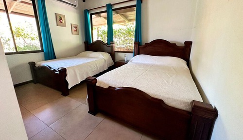 Villa junior, junto a la piscina
