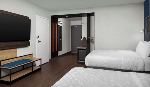 Habitación, 2 camas de matrimonio (Mobility, Hearing, Roll-In Shower)