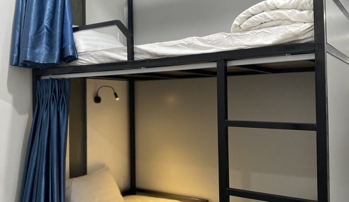 Dormitorio compartido, dormitorio mixto, baño compartido