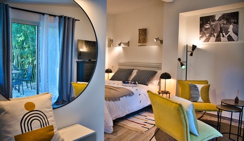 Habitación Deluxe doble, 1 cama de matrimonio, baño privado, vistas a la piscina