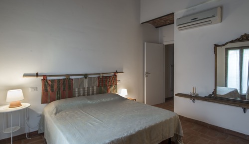 Apartamento familiar, 2 habitaciones, vistas a la colina, en una planta alta