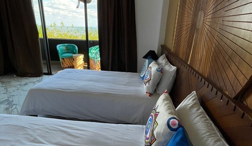 Habitación de lujo con 2 camas individuales, vistas parciales al mar