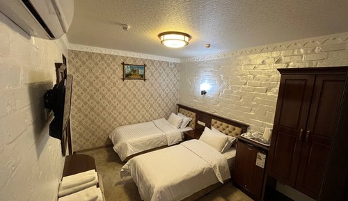 Habitación básica con 2 camas individuales