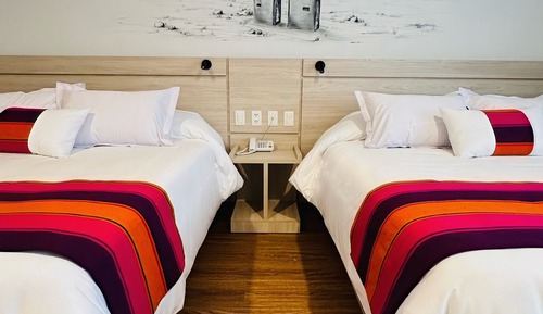 Habitación triple clásica, 2 camas de matrimonio, vistas a la ciudad