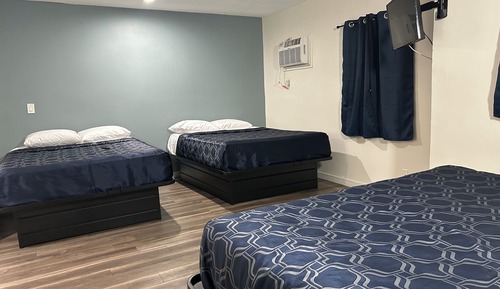 Habitación básica, varias camas