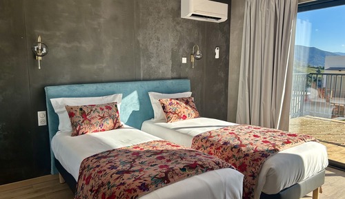 Habitación superior con 1 cama doble o 2 individuales