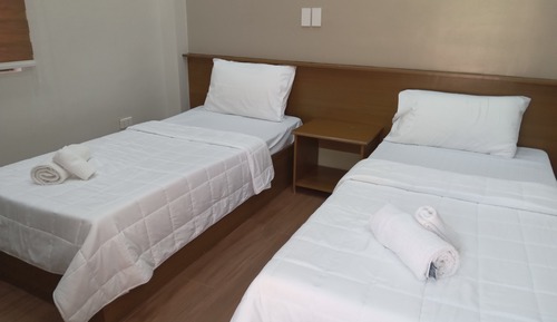 Habitación básica con 2 camas individuales