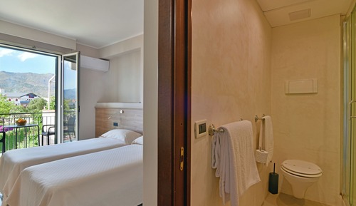 Habitación clásica con 1 cama doble o 2 individuales, balcón