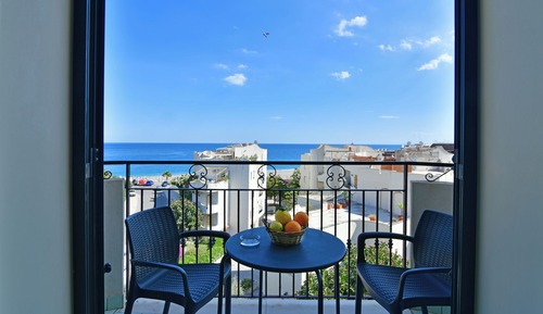 Habitación superior con 1 cama doble o 2 individuales, balcón, vistas al mar