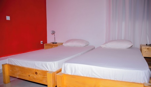 Habitación básica con 2 camas individuales
