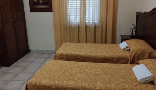Habitación básica con 2 camas individuales
