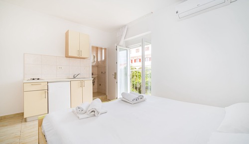 Estudio, varias habitaciones, vistas al jardín