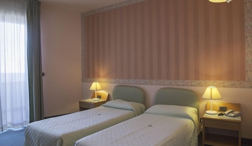Habitación básica con 1 cama doble o 2 individuales