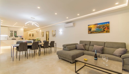 Apartamento familiar, 3 habitaciones (A Spacious & Modern Apart by the sea)