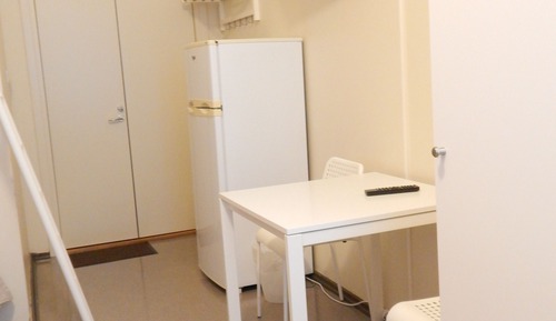 Habitación básica con 2 camas individuales, baño compartido