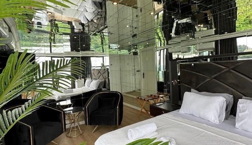 Mirror House with Jacuzzi