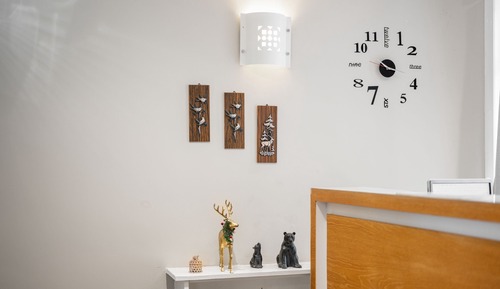 Habitación básica con 2 camas individuales, baño compartido