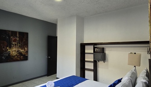 Dúplex familiar, 2 habitaciones, baño compartido, junto a la piscina