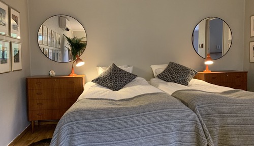Cabaña, 2 camas individuales, baño privado, en la zona del jardín